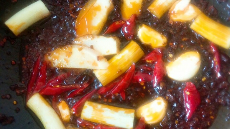 大盘鸡,放入葱姜蒜,干辣椒,继续煸炒