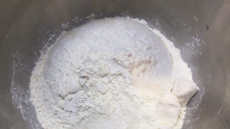 老面馒头,待发酵完成后,加入b料里的中筋粉。