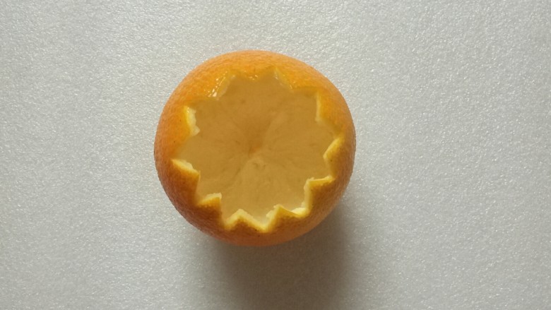 香橙蒸蛋,挖出橙肉,得到一个花瓣橙皮碗