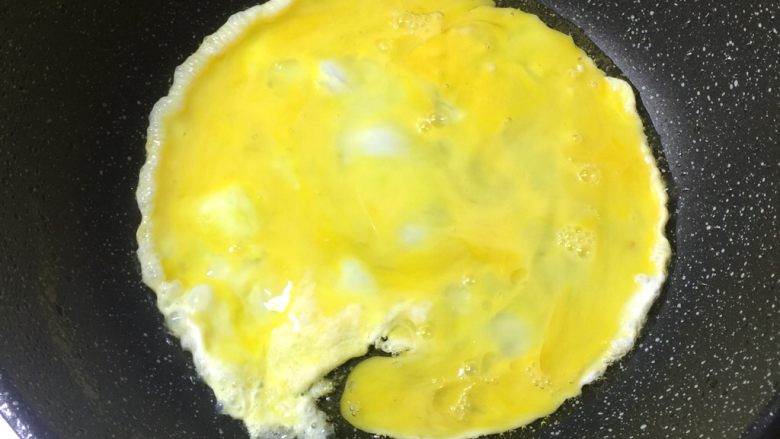 玉米肠蛋炒饭,锅里热油,油记得多一些,这样煎起来的鸡蛋比较滑嫩,搅散成蛋花盛起待用。
