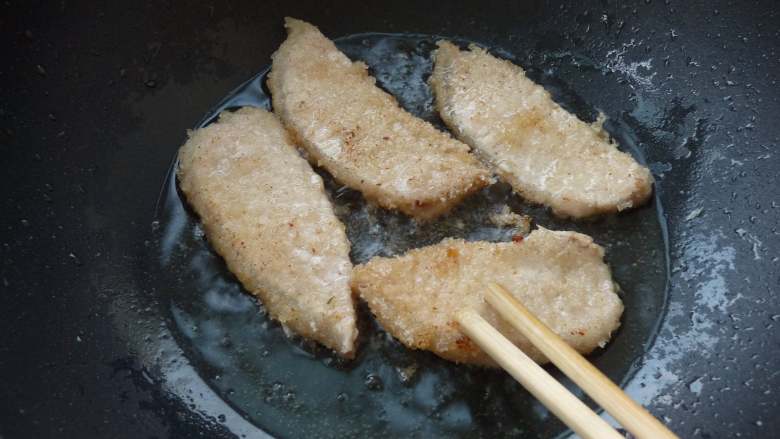 孜然脊肉,煎炸至转色,捞起待用