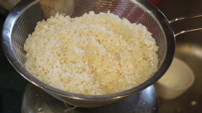 酒香麻油鸡油饭,糯米洗净泡水至少3小时,滤干备用。白米也洗净和糯米混合。