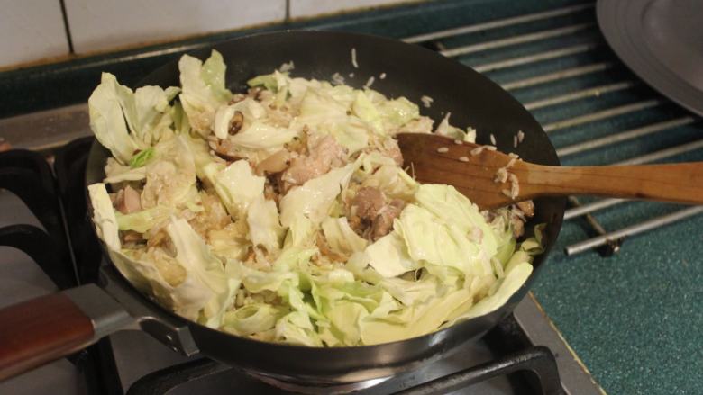 酒香麻油鸡油饭,再放入高丽菜,拌匀。