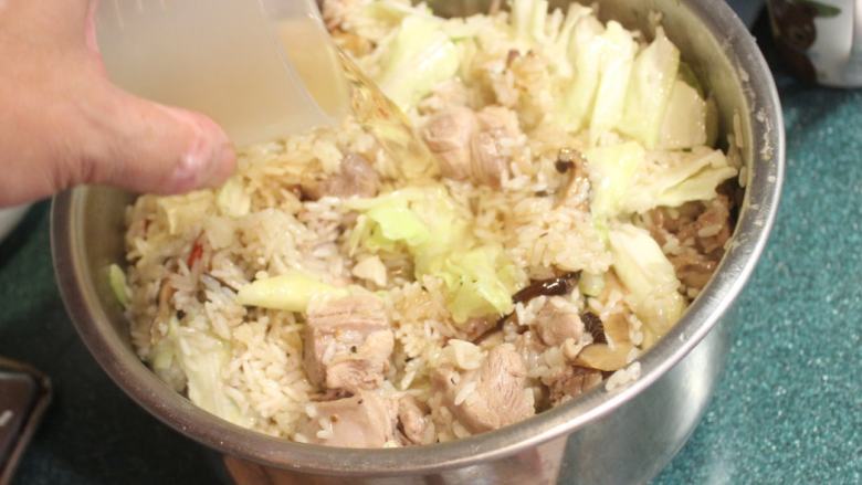 酒香麻油鸡油饭,将拌炒好的麻油鸡饭移至电饭锅内锅,加入香菇水1.5杯。外锅放1.2米杯的水,用电饭锅将饭煮熟。