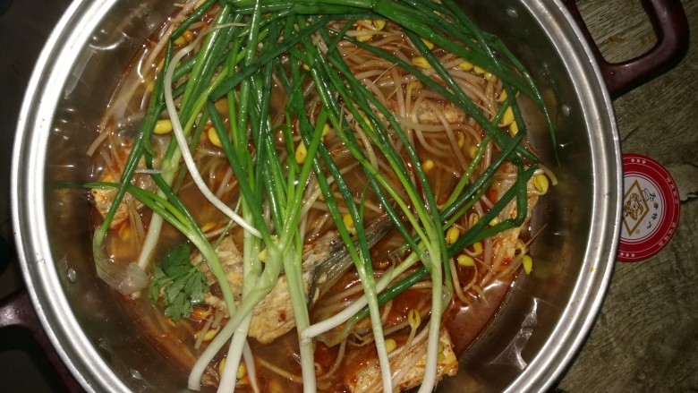 麻辣鱼,摆上葱花等会做锅底用,等候