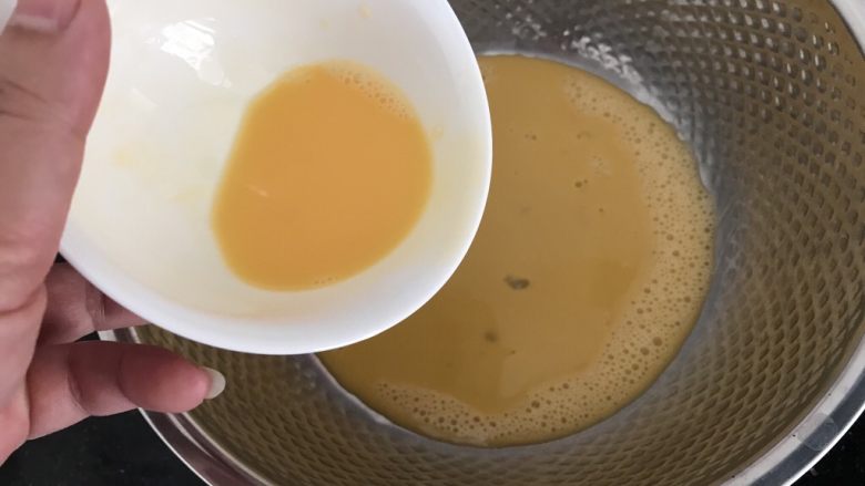 花生酥~简易做法,然后倒入大盘里
不要全倒完,留下一点点,后面刷饼面用哟