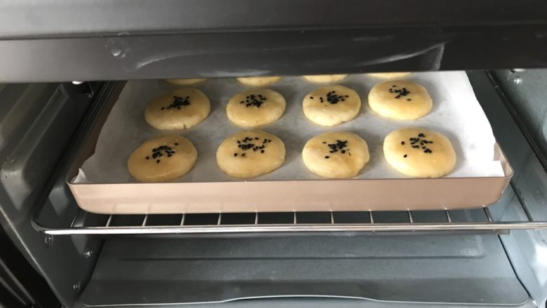 花生酥~简易做法,送入烤箱,170度上下火中层15分钟(饼的大小厚薄,适当调整时间哟)