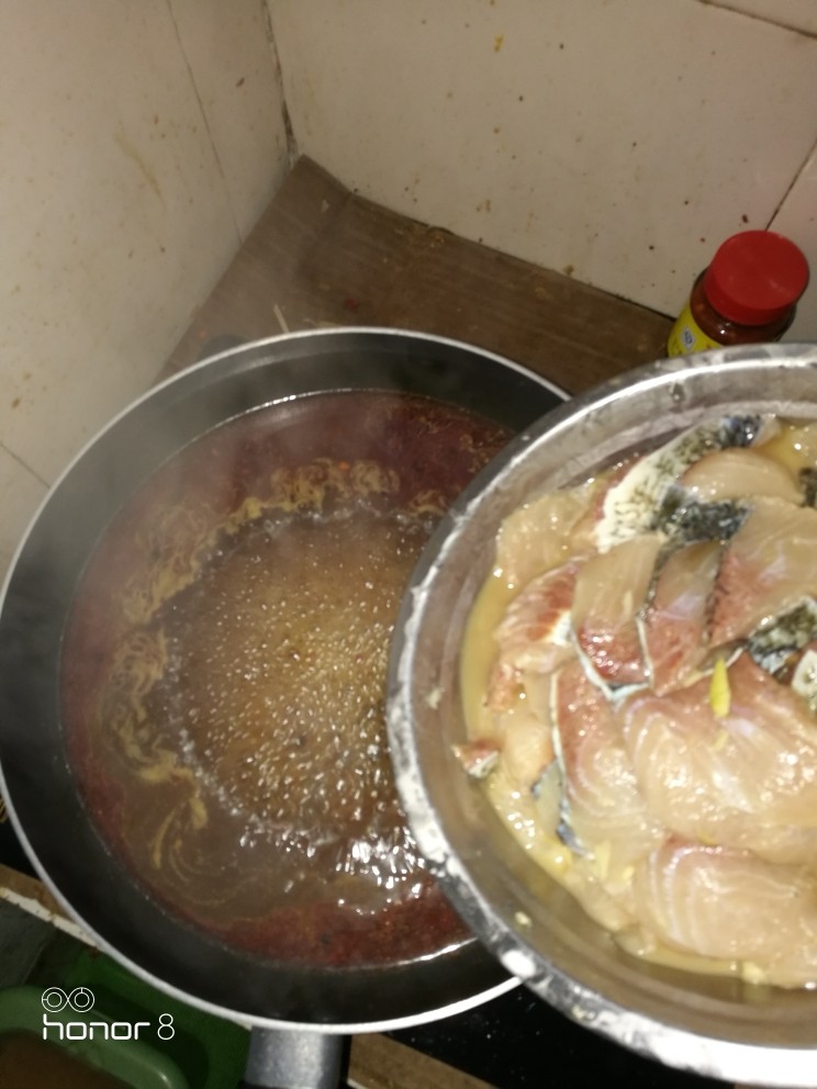 麻辣鱼,水开后倒入腌制好的鱼片,鱼片倒进去后尽量不要翻动