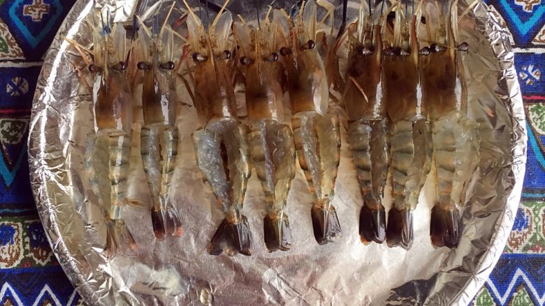 芝士焗油虾,首先清理大<a style='color:red;display:inline-block;' href='/shicai/ 300'>虾</a>，用剪刀从背部都剪开，挑<a style='color:red;display:inline-block;' href='/shicai/ 300'>虾</a>线扔了。在<a style='color:red;display:inline-block;' href='/shicai/ 300'>虾</a>的中间剪几刀，不要剪断了，再横着剪几刀，用<a style='color:red;display:inline-block;' href='/shicai/ 718'>料酒</a>腌制2-3分钟，摆在盘里再整理一下，让背部展开，如图