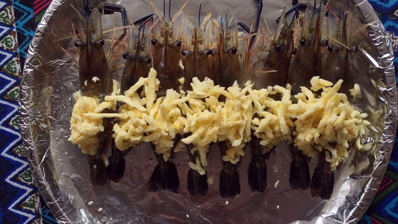 芝士焗油虾,再撒上<a style='color:red;display:inline-block;' href='/shicai/ 935'>芝士</a>碎和<a style='color:red;display:inline-block;' href='/shicai/ 134333'>黑胡椒</a>