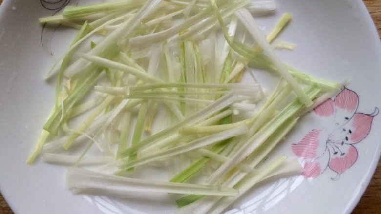 京酱肉丝,葱白切丝,摆盘,家里小朋友不喜欢吃葱,所以只放少量葱丝