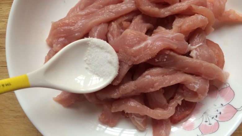 京酱肉丝,洗干净切成条状,加入小半勺盐