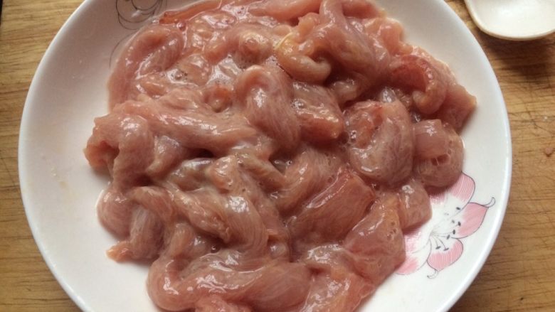 京酱肉丝,最后加少许胡椒粉,用手抓匀,腌制20分钟左右