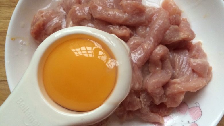 京酱肉丝,打入一个鸡蛋,分离出蛋黃,只用蛋清腌制肉