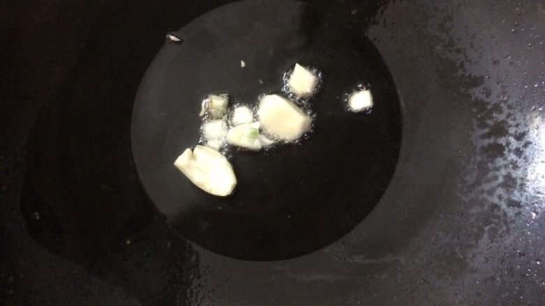 京酱肉丝,锅中加入食用油,比平时炒菜的量多一点