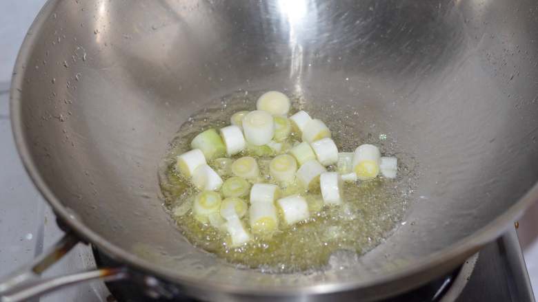 葱油南瓜焖饭,起锅倒油,炒香葱段。