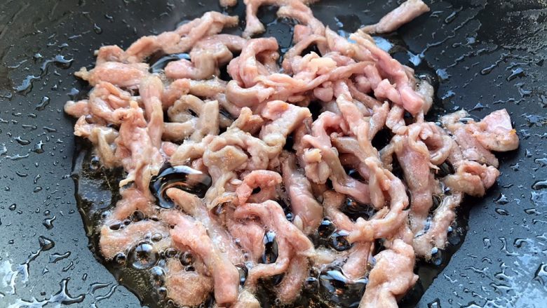 鱼香肉丝,把浆好的肉划散~