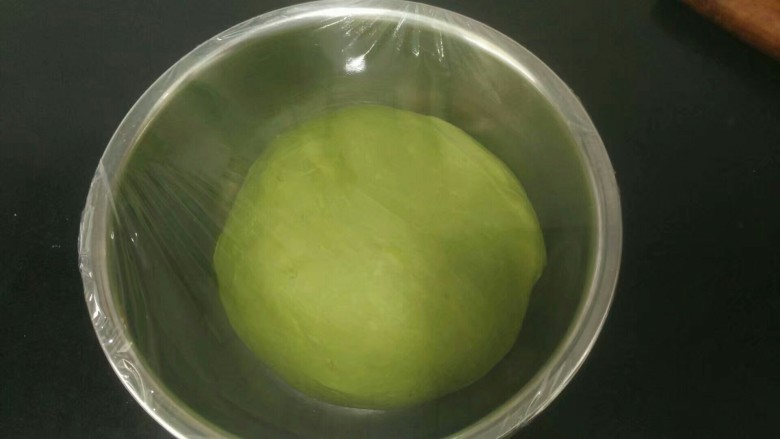 抹茶蔓越莓麻薯软欧
,取出放入碗中,盖保鲜膜室温发酵到两倍大
