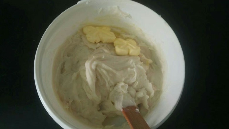 抹茶蔓越莓麻薯软欧
,加入黄油拌匀吸收