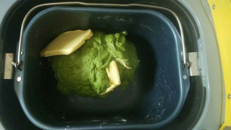 抹茶蔓越莓麻薯软欧
,加入黄油继续搅拌20分钟