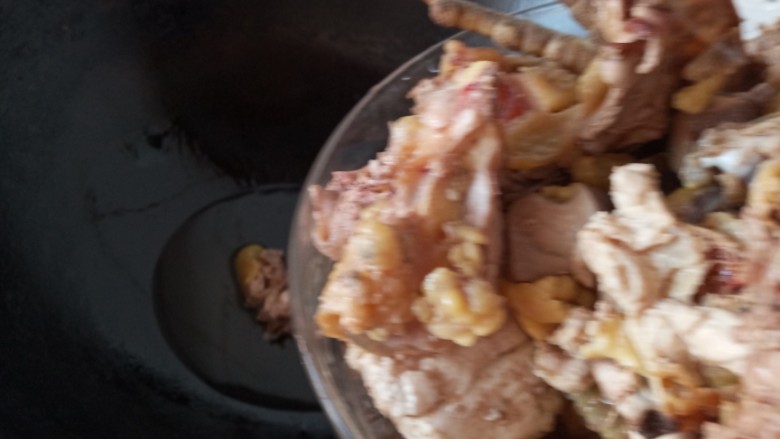 东北菜之红烧鸡块炖土豆,把鸡肉放进去,炒出鸡油。炒到鸡肉微黄