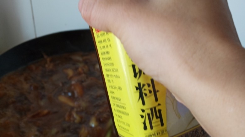 东北菜之红烧鸡块炖土豆,<a style='color:red;display:inline-block;' href='/shicai/ 718'>料酒</a>。盖上盖子炖40分钟左右