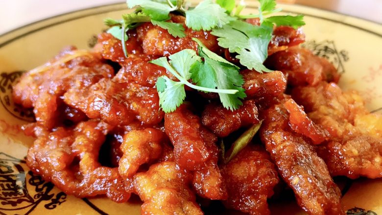 锅包肉,装盘,撒上香菜叶