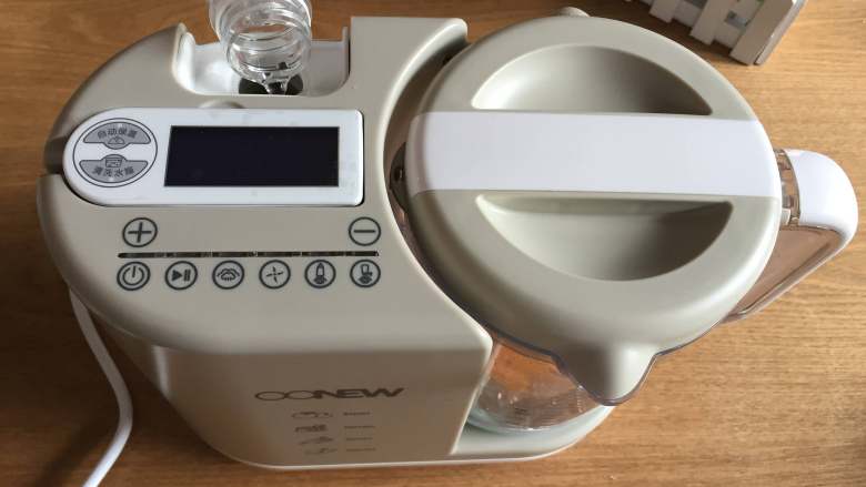 婴儿辅食之南瓜米糊,水箱里注入300ml纯净水;