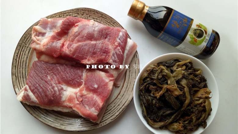 四川烧白,备好食材:<a style='color:red;display:inline-block;' href='/shicai/ 428'>五花肉</a>,四川冬尖;