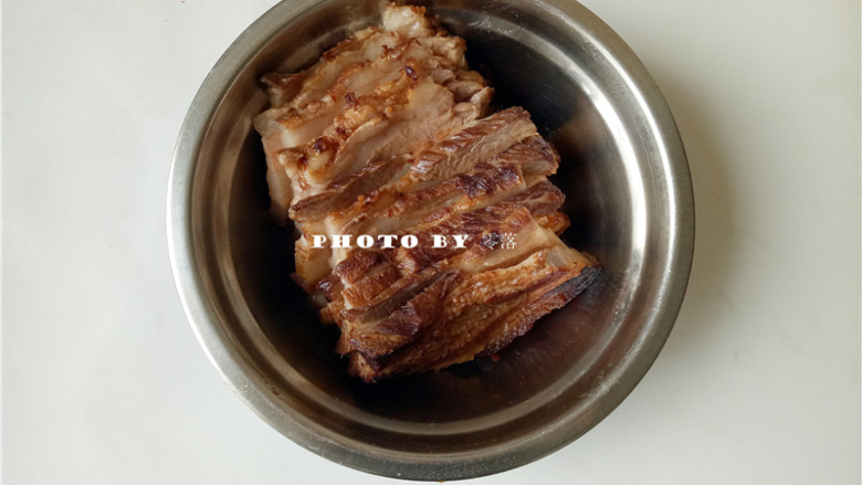 四川烧白,将五花肉切片,肉皮朝下,如图铺在碗底;