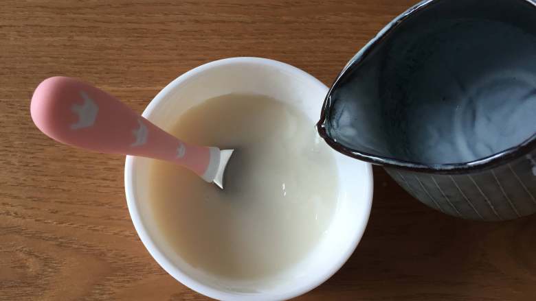 婴儿辅食之南瓜米糊,<a style='color:red;display:inline-block;' href='/shicai/ 10302'>婴儿米粉</a>中加入适量温开水,边倒边搅拌均匀;
