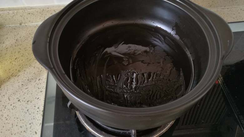 酸甜圣女果牛霖粒,打开锅盖,手心放锅中上方,感觉到温热,加适量的油.开大火