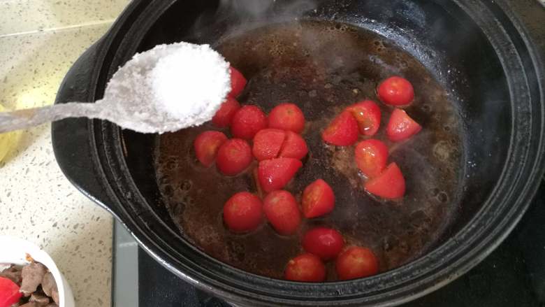 酸甜圣女果牛霖粒,加入白糖适量．转中火