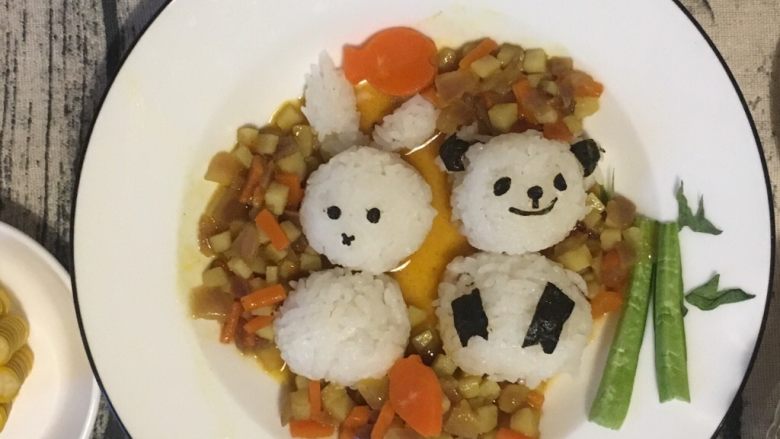 米菲兔和小熊猫咖喱饭,胡萝卜<a style='color:red;display:inline-block;' href='/shicai/ 23'>土豆</a><a style='color:red;display:inline-block;' href='/shicai/ 29'>洋葱</a>切丁
热锅凉油放入煸香
然后倒入120ML水
煮沸后
放入一块咖喱
改小火，等汤汁浓稠即可
称出
倒入米深盘内
