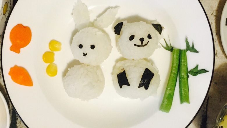 米菲兔和小熊猫咖喱饭,<a style='color:red;display:inline-block;' href='/shicai/ 507'>米饭</a>用手捏出熊猫和小兔子的形状
用海苔表情模具压出表情
用剪刀✂️熊猫耳朵胳膊
把<a style='color:red;display:inline-block;' href='/shicai/ 125'>芹菜</a>剪成竹子形状
<a style='color:red;display:inline-block;' href='/shicai/ 25'>胡萝卜</a>蒸熟用模具刻出卡通形状