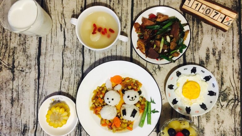 米菲兔和小熊猫咖喱饭,配上玉米、青蒜腊肉、煎蛋、水果拼、山药小米粥，早餐完成✌️