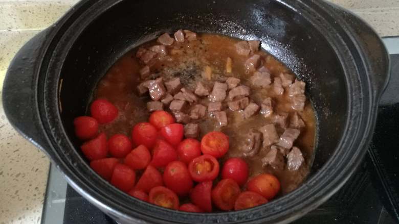 酸甜圣女果牛霖粒,加适量的水和白糖,中小火炖约10分钟.最后留少许汁淋入牛霖粒上即可