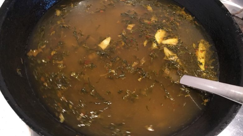 酸菜泡椒龙俐鱼,加入适量的水,开大火