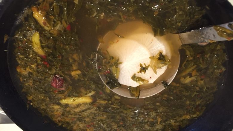 酸菜泡椒龙俐鱼,开大火烧开,放入萝卜