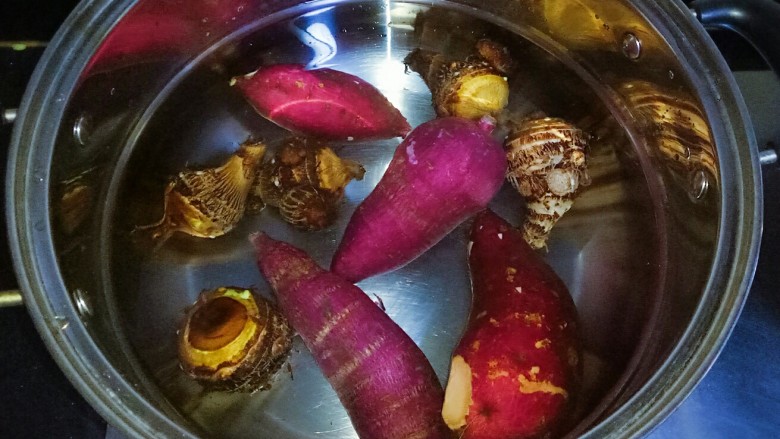 牛奶芋圆,锅里放入适量水,放入芋头、紫薯、红薯煮熟(也可以蒸熟)