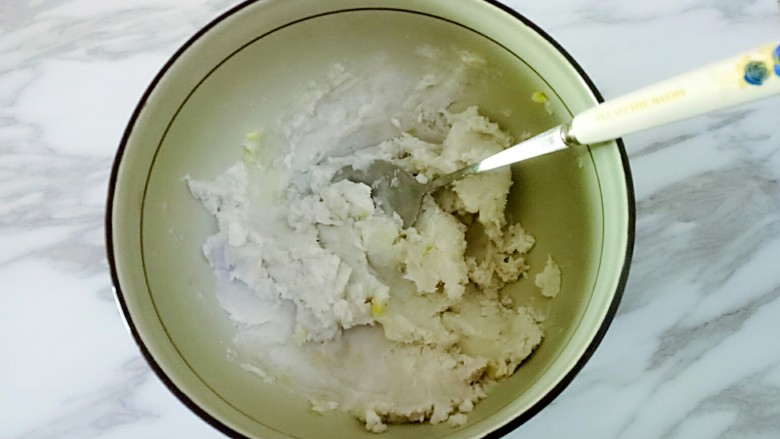牛奶芋圆,芋头煮熟后,去死放入碗中,用勺子压成芋头泥