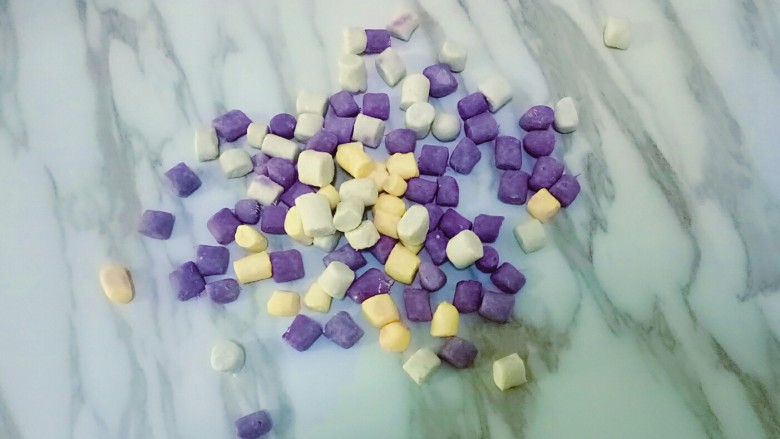 牛奶芋圆,切成小粒粒,放入小盒子里冷冻,什么时候吃什么时候拿出来煮就可以了