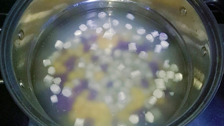 牛奶芋圆,锅中加适量水烧开,放入芋圆,煮至芋圆全部浮起来