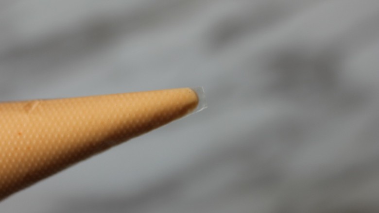 网红胡萝卜奶香网格蛋饼,裱花袋前端剪一个小口。