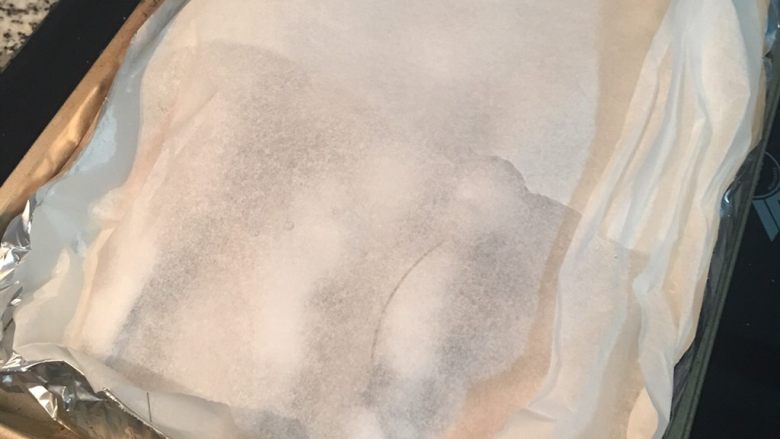 懒人料理+盐焗明虾,将烘焙纸对折把明虾盖起来,用铝箔纸将四边略压住固定烘焙纸。