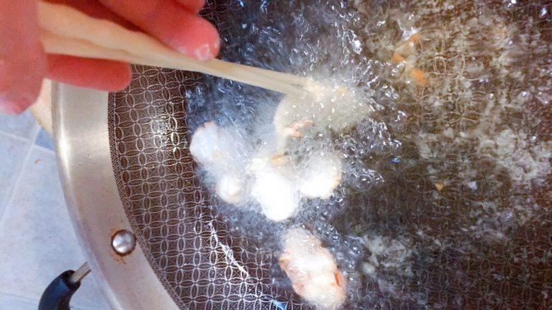 吃掉一朵花+牡丹鱼,油热6-7分时,下鱼片,可以用筷子帮助每一块成花瓣形。不过一般都会自己卷起来的。注意被黏住彼此。