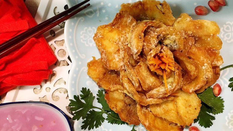 吃掉一朵花+牡丹鱼,然后把剩余鱼肉花瓣都摆好!胡萝卜切丝当花蕊,香菜做叶子。哇塞!太美了!是不是?一朵黄色的大牡丹!不过这还没完哦!