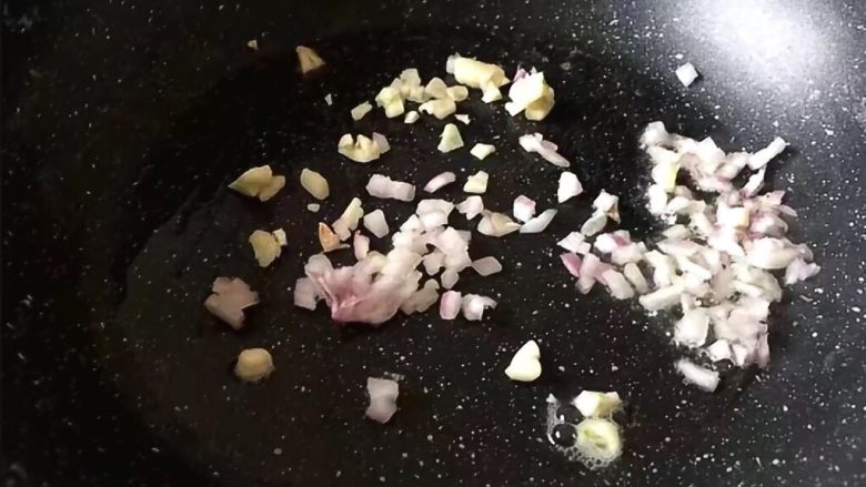 番茄意大利面,将洋葱大蒜洗净后切碎锅里放油,油热后倒入爆香