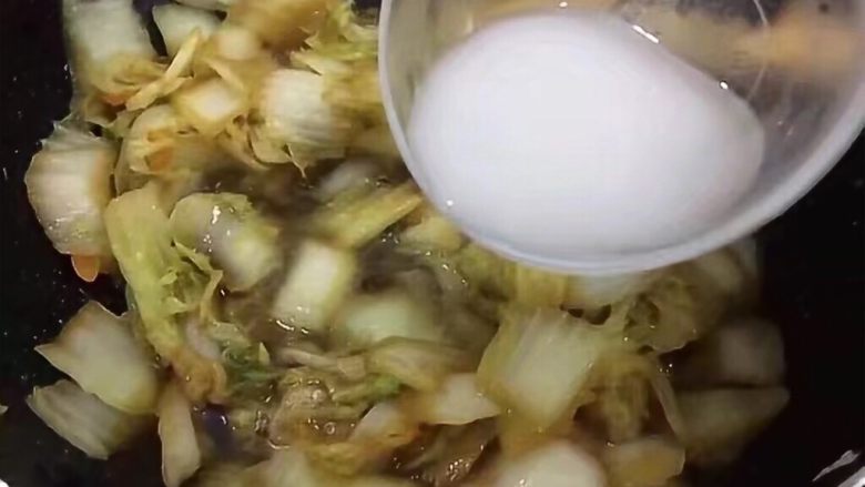 醋溜白菜,将淀粉和水兑好，搅拌均匀放入锅中