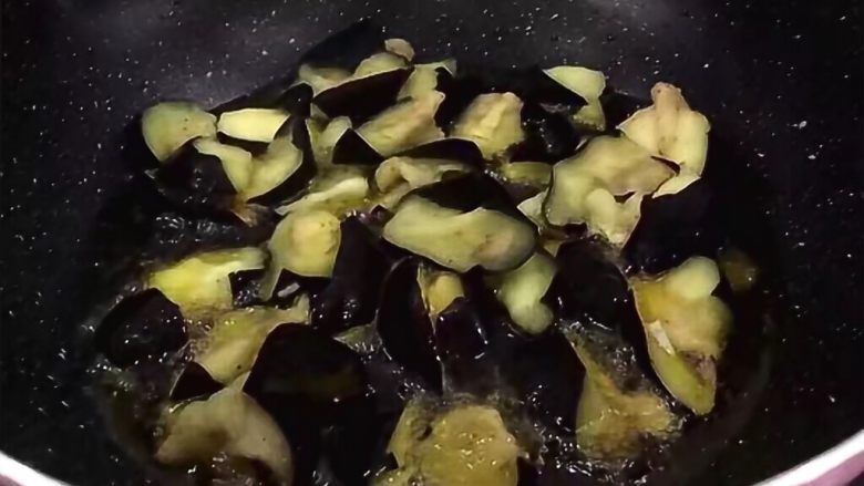 红烧茄子,锅里放油,多放点,油热至八九成热时,将茄子放入